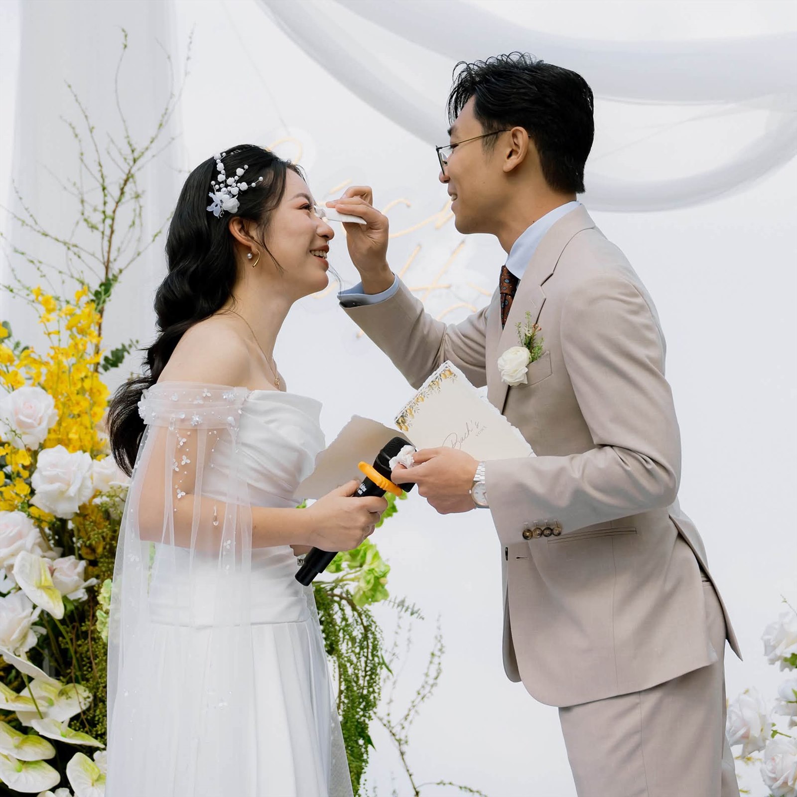 Cô dâu và chú rể trong khoảnh khắc trao Vows ngoài trời.