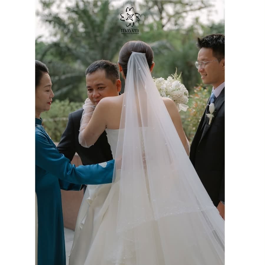 Khoảnh khắc First Look giữa cô dâu và bố mẹ trong City Wedding