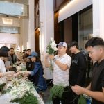 Khách mời chọn các cành hoa trong tiệc cưới.