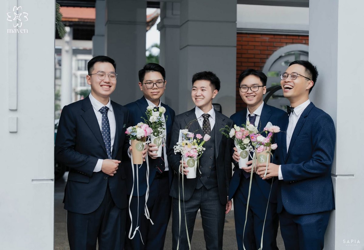 Nhóm khách nam cầm hoa tại đám cưới Ngọc Linh và Long Sơn