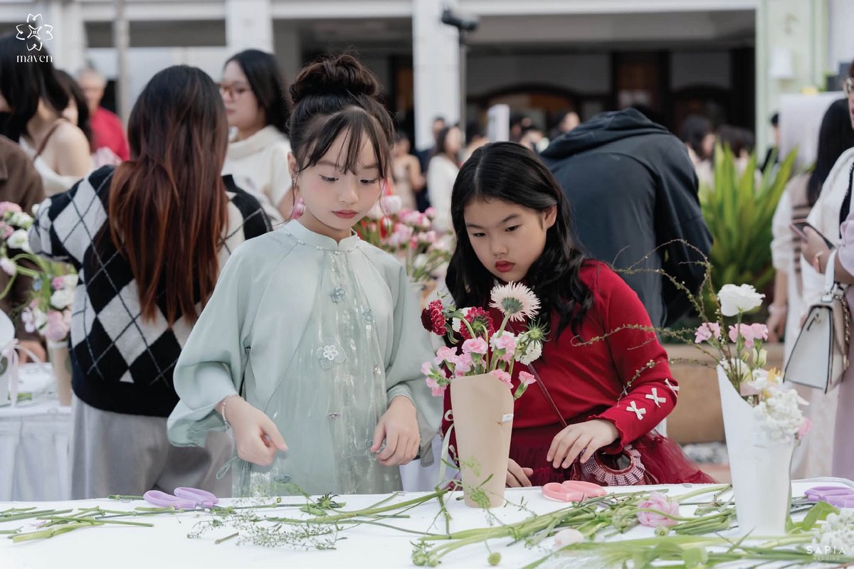 Hai khách nhỏ tuổi chọn hoa tại đám cưới Ngọc Linh và Long Sơn