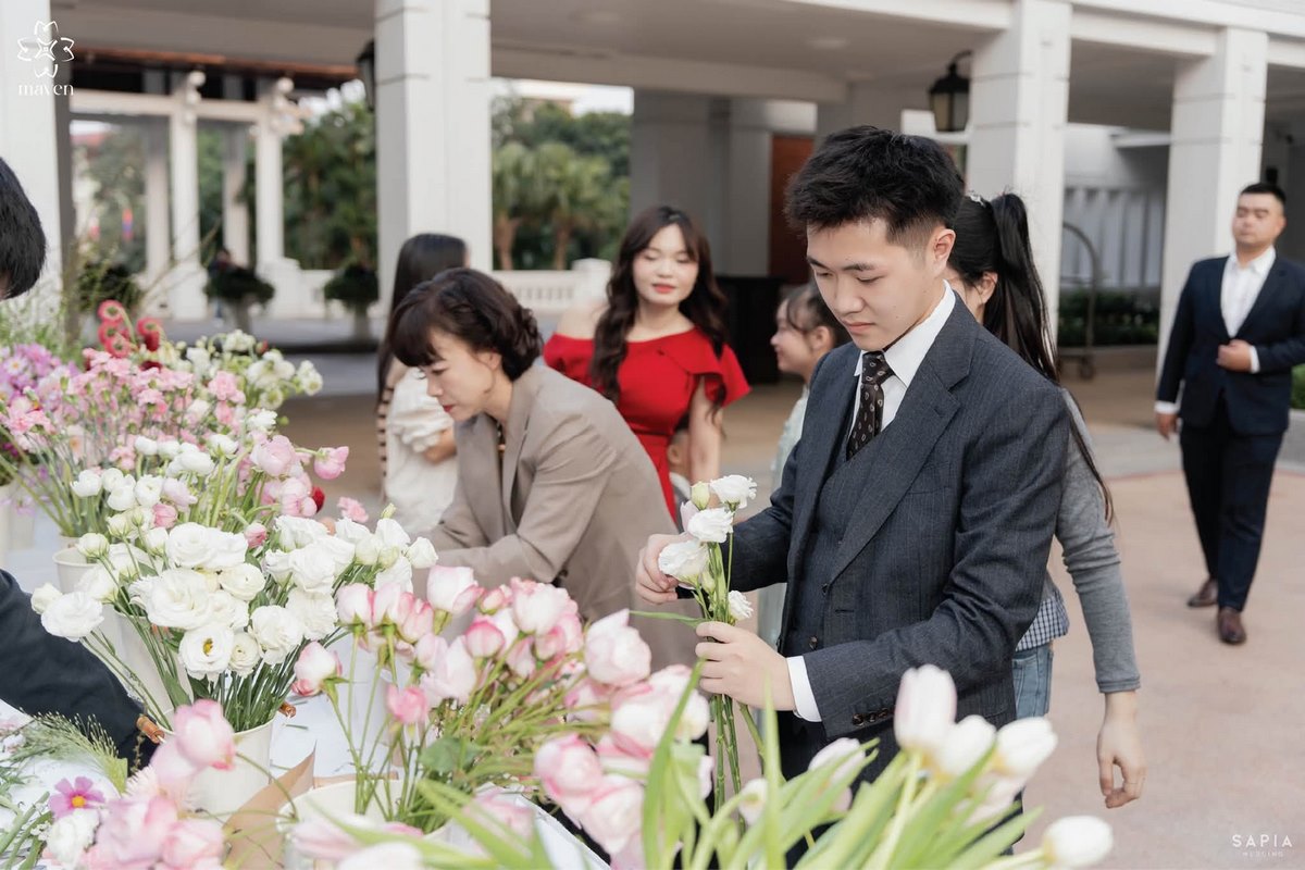 Khách mời cắm hoa tại khu vực check-in trong đám cưới Ngọc Linh và Long Sơn