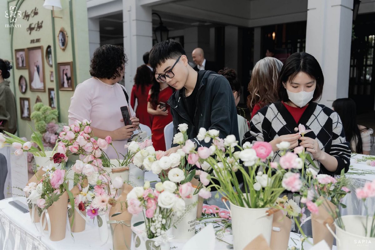 Hai khách trẻ chọn hoa cùng nhau tại đám cưới Ngọc Linh và Long Sơn