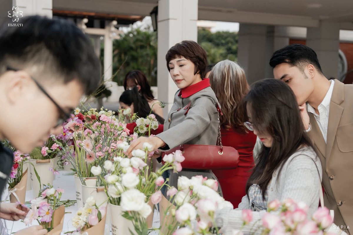 Khách mời lựa hoa từ những bình hoa tại đám cưới Ngọc Linh và Long Sơn