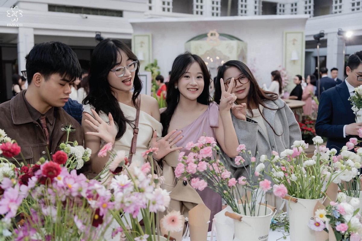 Nhóm khách nữ cầm hoa tại đám cưới Ngọc Linh và Long Sơn
