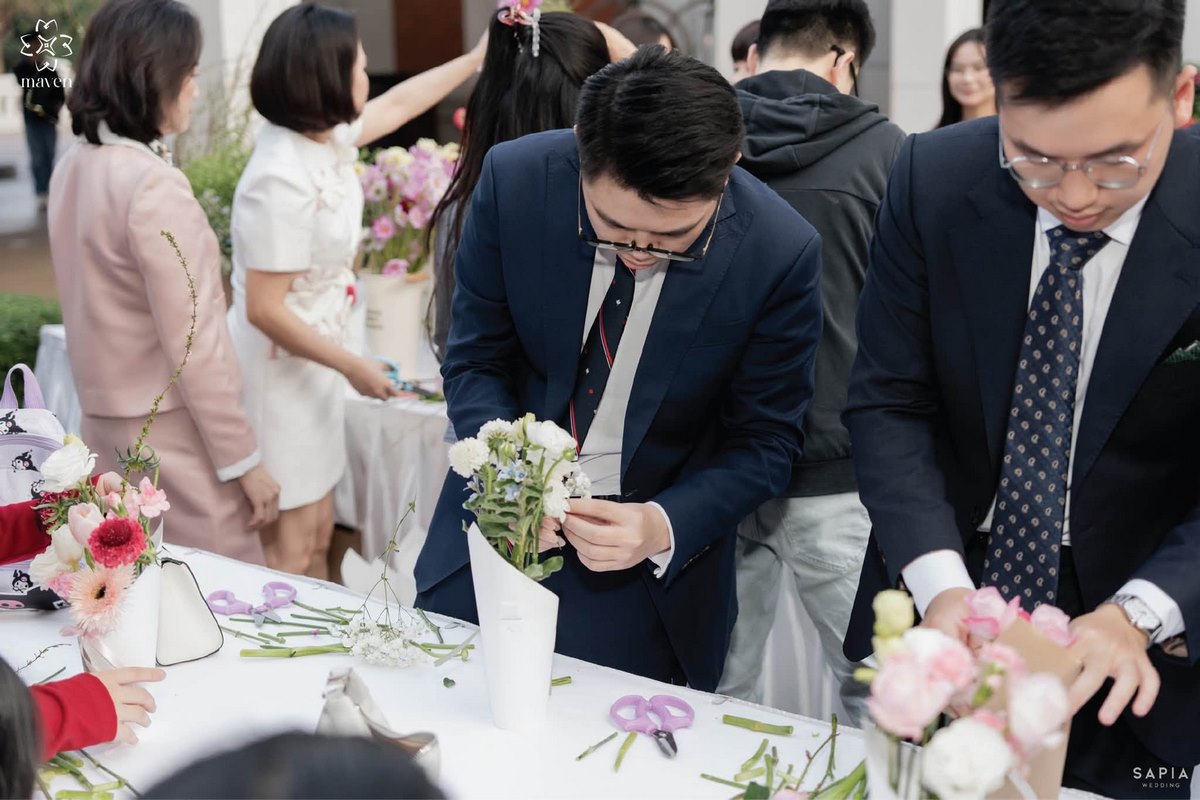Khách mời tự tay cắm hoa trong cốc giấy tại đám cưới Ngọc Linh và Long Sơn