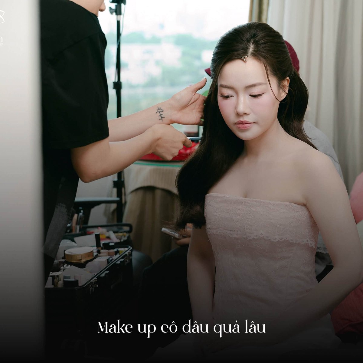 Cô dâu chuẩn bị trang điểm trước giờ làm lễ