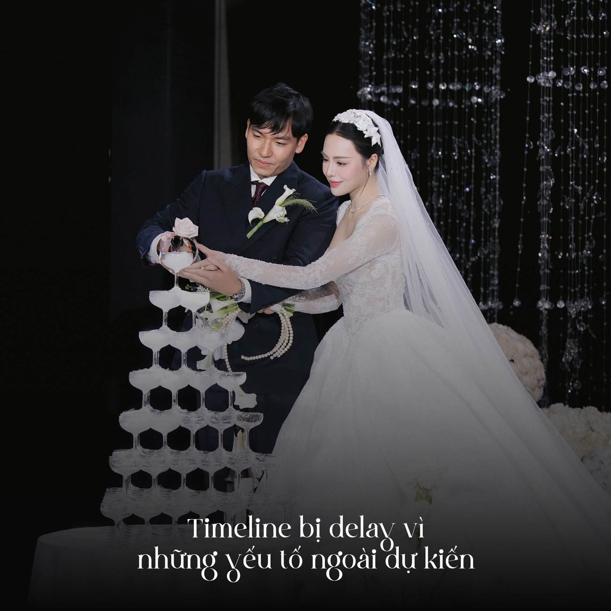 Cô dâu chú rể nâng ly trong tiệc cưới